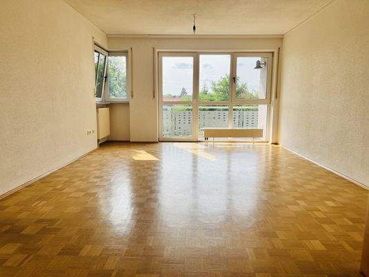 viel Glas und Licht… helles Wohnzimmer mit Balkonzugang