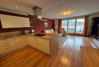 Wohnraum mit Küche und Terrasse