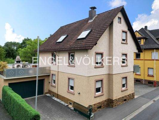 Strassenansicht mit  Garage