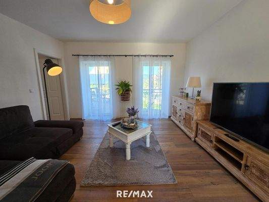 Wohnzimmer mit Zugang Terrasse Osten