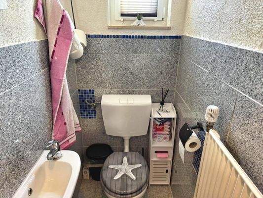 Gäste-WC mit Granitfliesen im EG