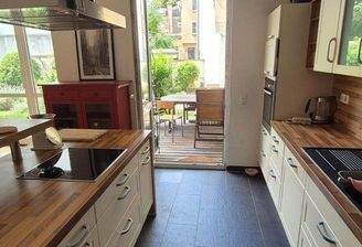 Blick durch Küche → Terrasse