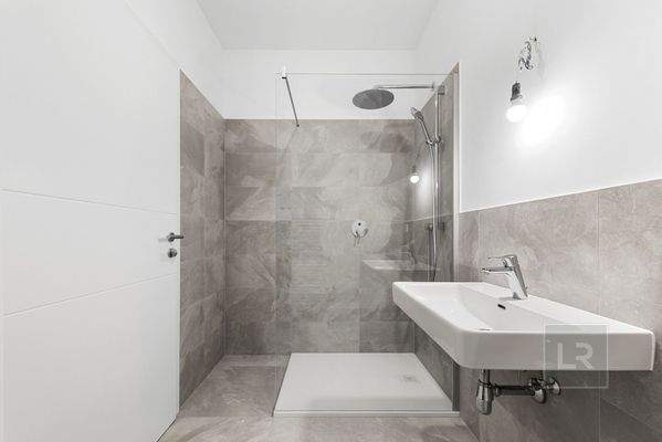 Badezimmer mit Dusche