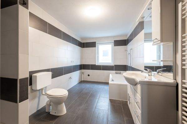 Badezimmer Wohnung Vorderhaus