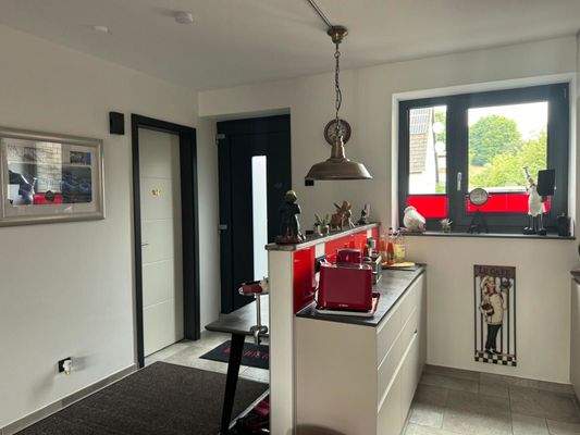 02-Eingangsbereich mit Blick auf offene Küche