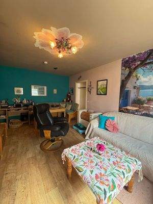 Helles Wohnzimmer mit Deko