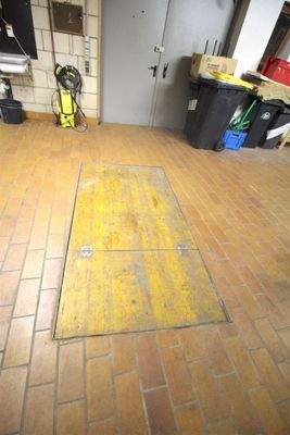 Bodenluke Autoreparatur