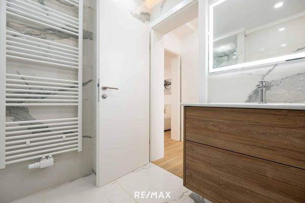 Bad 2 vom Gang zugänglich