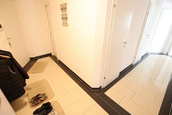 Traumhafte, neuwertige 3 Zi Gartenwohnung mit 400m² Eigengarten in Waidmannsdorf mit Tiefgarage