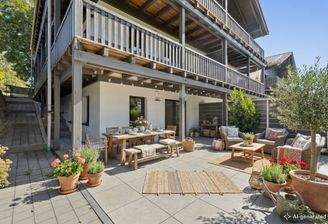 Sonnige Terrasse mit Lounge- und Essbereich als erweiterter Wohnraum im Freien [Hochwertig aufbereitetes Originalfoto]