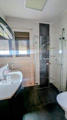 kleines Badezimmer im Erdgeschoss (mit bodengleicher Dusche)