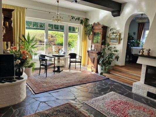 Wohnzimmer mit Zugang zur Südterrasse