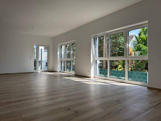 Heller Wohn-Essbereich mit großen Fensterfronten