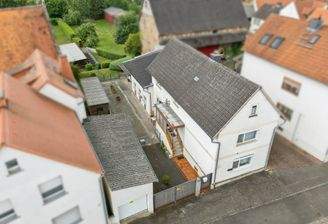 Wohnhaus, Garage, Hofbereich aus der Luft 