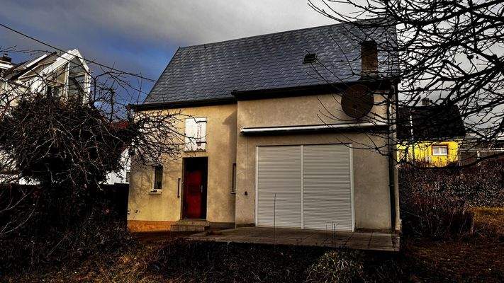 Gartenansicht mit großer Terrassentür