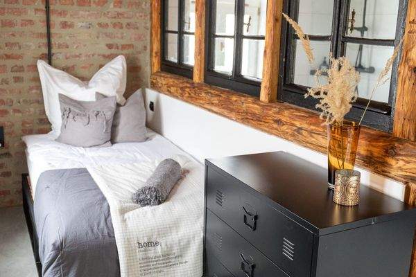 Einzelbett mit einer hochwertigen Federkernmatratze und Topper