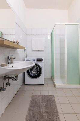 Ligaria: Villa mit drei Wohnungen und Pool zu verkaufen