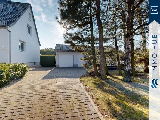Hof mit Garagen