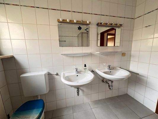 und zwei Waschbecken