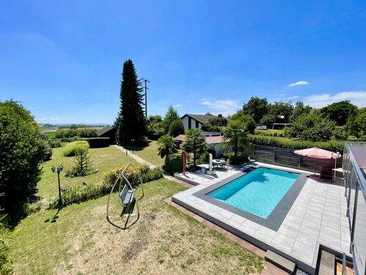 Blick über die großzügige und gepflegte Gartenanlage