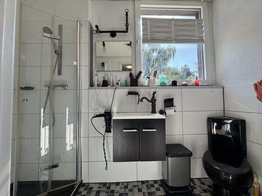 Tageslichtbad mit Dusche im OG i.d. re DHH