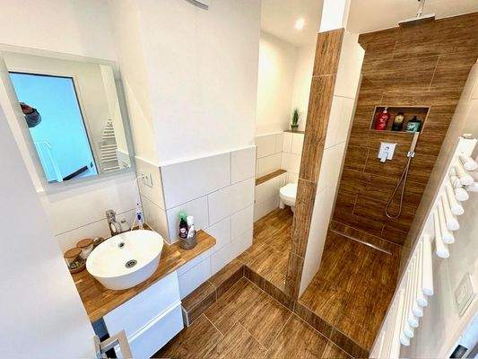 Hauptbadezimmer im OG./ Blick 1