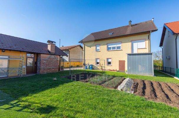 Ruhiges Mehrfamilienhaus in malerischem Rakitje