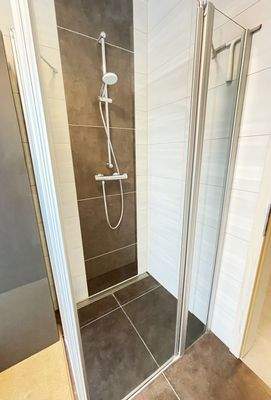 Bad mit ebenerdige, flache Dusche