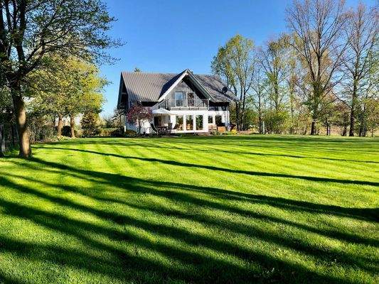 Außerordentlich großes Parkgrundstück