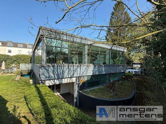 Hausansicht mit Abfahrtsrampe