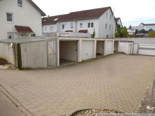 Blick zu den Zufahrten u Müllraum