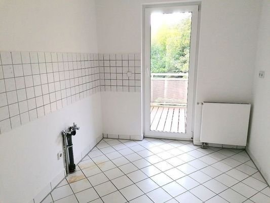 geflieste Küche mit Zugang zum Balkon