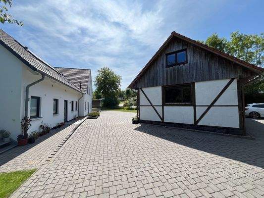 Hausansicht mit Schuppen/Garage