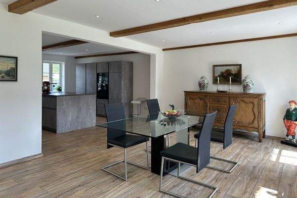 Esszimmer mit Blick in die Küche