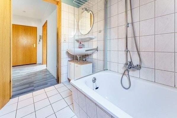 Bad mit Wanne und Dusche