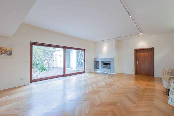 Wohnsaal mit offenem Kamin