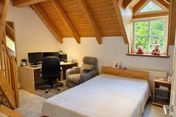 Kind mit Aufgang Spitzboden