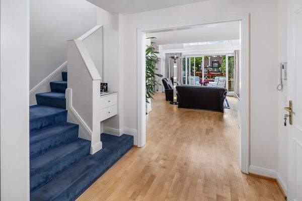 Entrée mit Aufgang zur Galerie