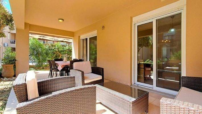 Kreta, Maleme: Erdgeschoss-Apartment mit 2 Schlafzimmern, Garten und Gemeinschaftspool, nur wenige Schritte vom Strand entfernt