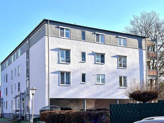 Straßenansicht mit Stellplatzbereich (Stellplatz überdacht)