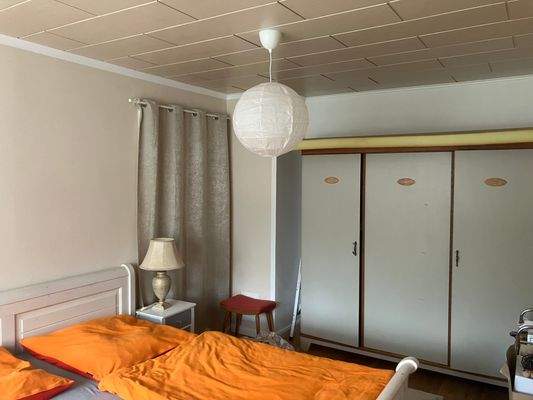 Schlafen rechts mit Durchgang in Wohnung links.jpg