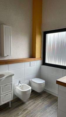 Toilette+Badezimmer mit Fenster.jpg