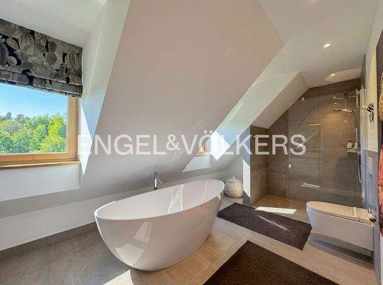 Badezimmer mit freistehender Wanne von Hoesch