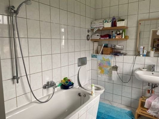 Bad mit Wanne und Fenster