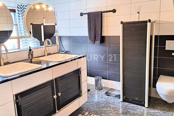 Künstlerisch gestaltetes Badezimmer