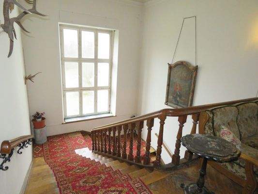 helles Treppenhaus mit großer Fensterfront 