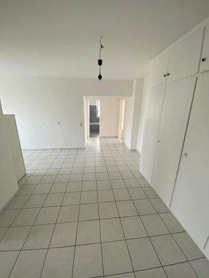 Diele mit Einbauschrank und offener Küche