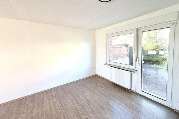 Wohnzimmer mit Zugang in den Garten