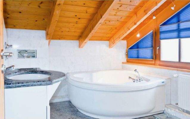 Badezimmer mit Eckbadewanne