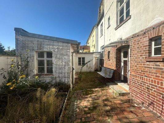 Nebengebäude und Hauseingang